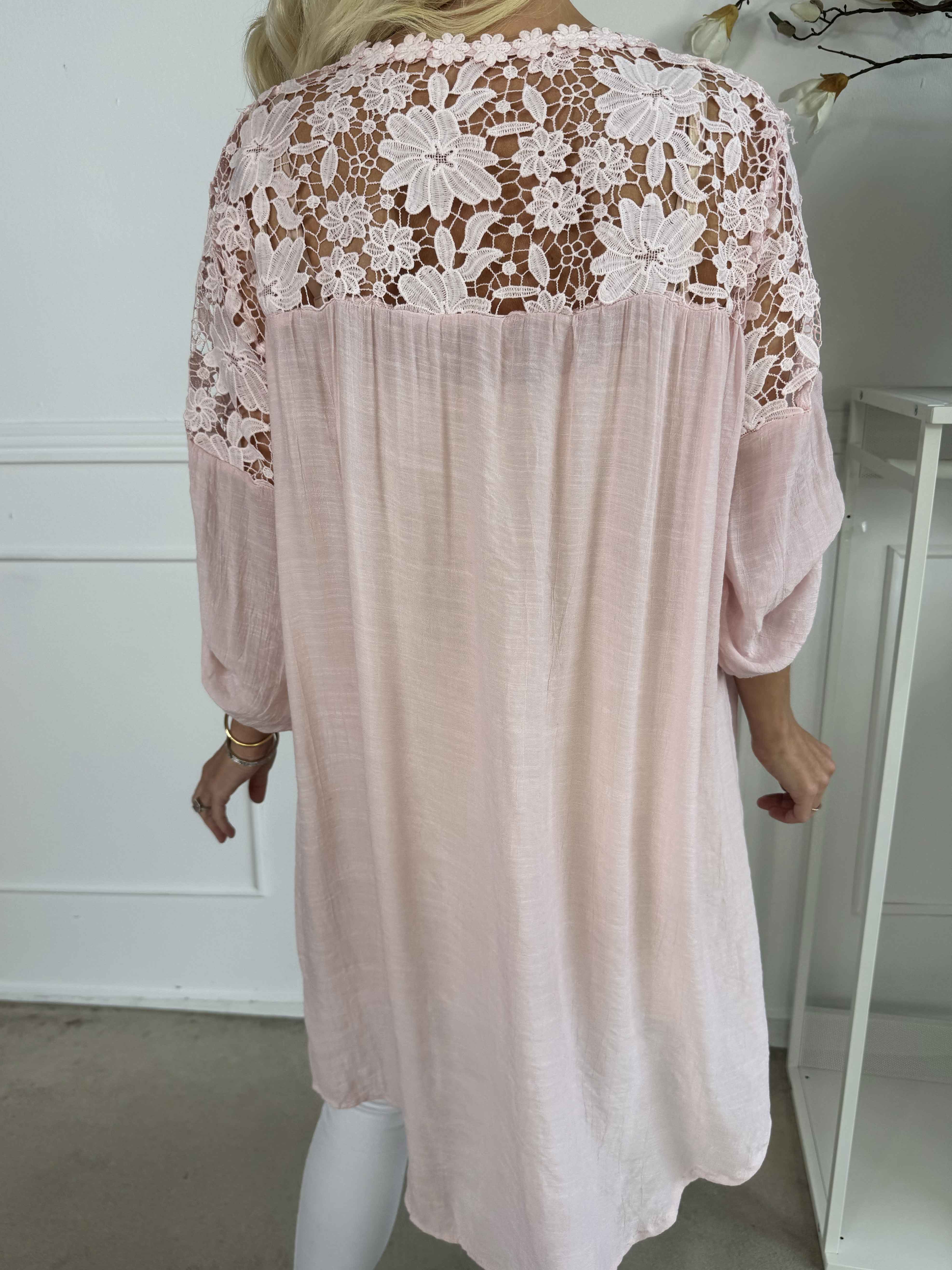 Rosalie - Sød feminin tunika med broderet ryg